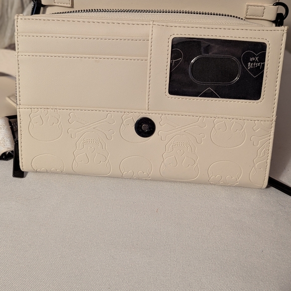 NWOT Cream Skull Embossed Crossbody Bag - Picture 4 of 6